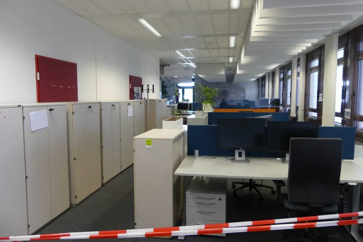 Rauminhalt Großraumbüro mit 16x Schreibtischarbeitsplatz, elektrisch höhenverstellbar